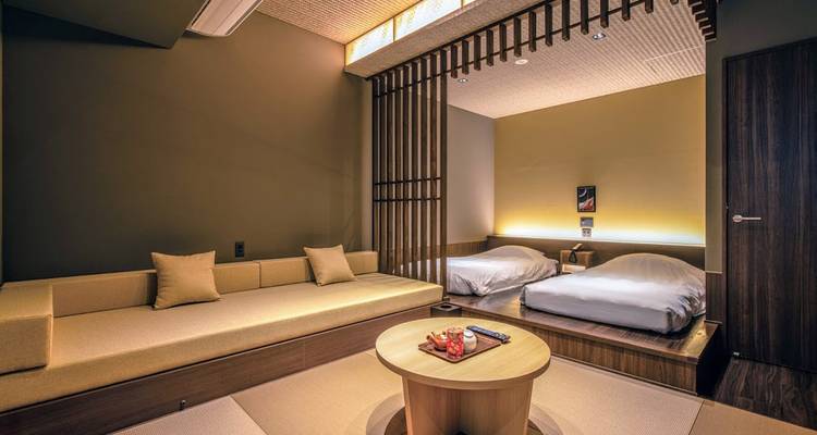 Chambre d'hôtel de style japonais avec décoration traditionnelle.