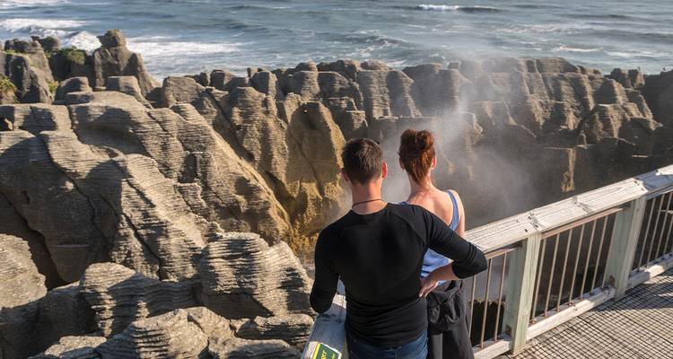Des gens admirant les rochers Pancake et les évents marins.