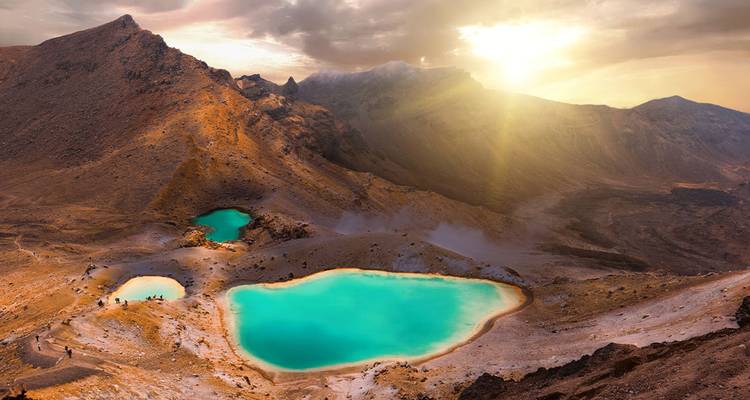 Lacs émeraude dans un paysage volcanique avec lumière du coucher de soleil