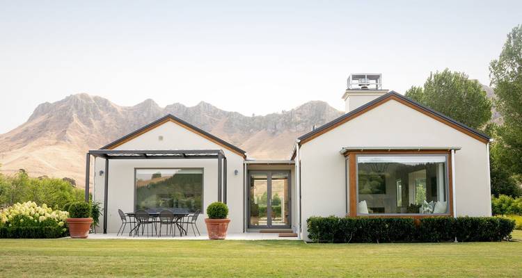 Chalet boutique moderne avec vue sur les montagnes et pelouse entretenue dans la région de Wanaka