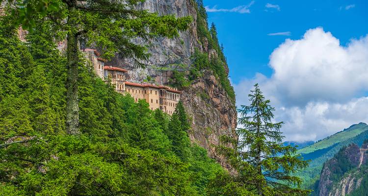 Un bâtiment historique avec des décorations de carreaux complexes construit dans une falaise.