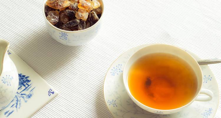 Service à thé élégant avec tasse de thé et sucre candi