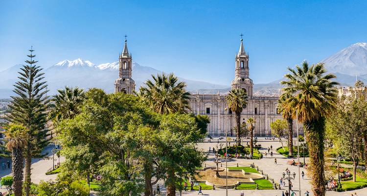 Cathédrale avec des volcans en arrière-plan à Arequipa