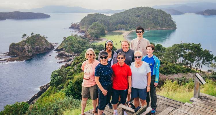 Groupe de personnes posant sur un point de vue panoramique