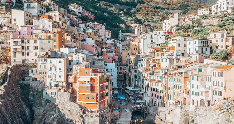 Kleurrijke terrashuizen klampen zich vast aan de rotsige kliffen van Riomaggiore in de Cinque Terre.