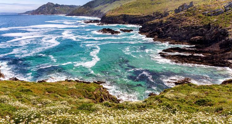 Vue côtière avec eau turquoise et falaises rocheuses.