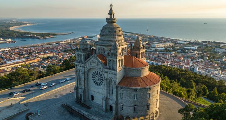 La basilique du Sanctuaire de Santa Luzia perchée au-dessus de Viana do Castelo avec une vue panoramique côtière spectaculaire à l'heure dorée.