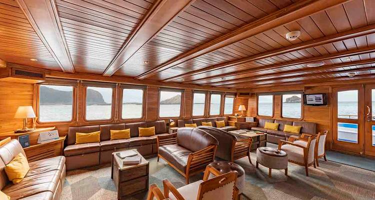 Una zona de estar lujosa en un yate con vistas al océano.