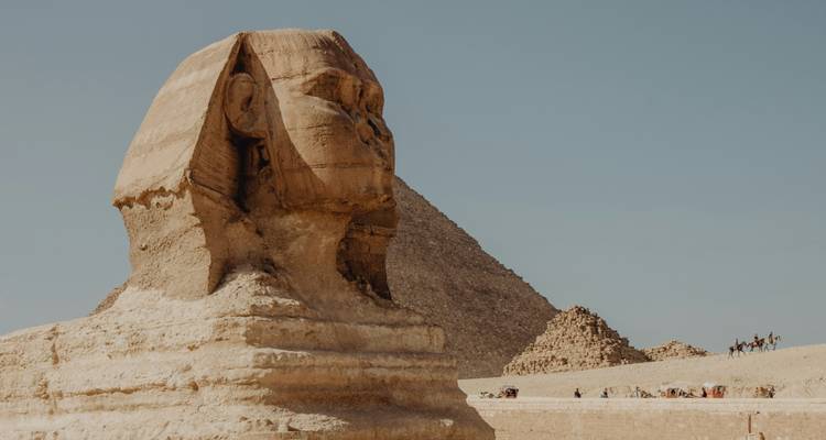 Le Grand Sphinx et les pyramides en arrière-plan.