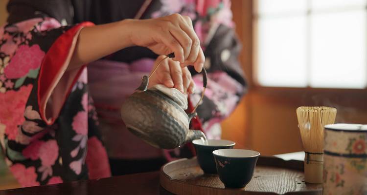 Cérémonie du thé japonaise traditionnelle avec une femme qui verse le thé.