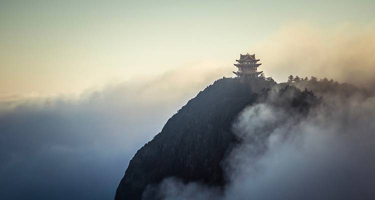 Temple entouré de nuages sur le mont Emei.