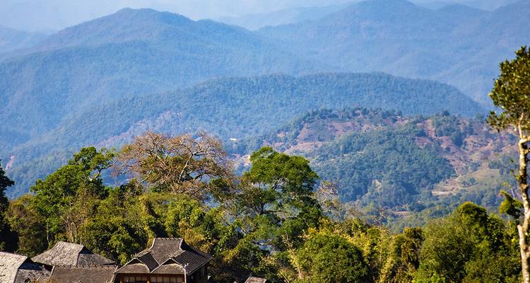 Paysage montagneux avec une végétation luxuriante.