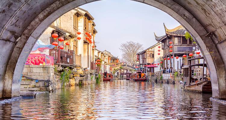 Une vue pittoresque sur un canal avec une architecture et des décorations chinoises traditionnelles.