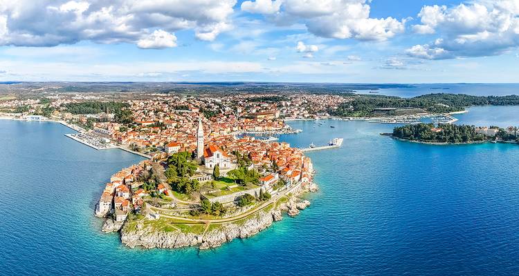 Kuststad op een schiereiland omringd door blauw water.