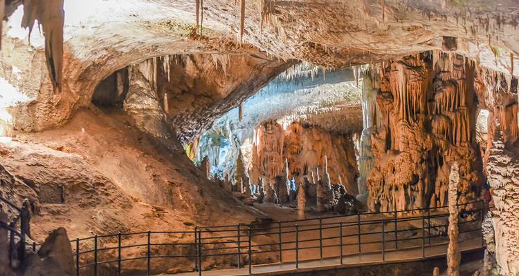 Dramatisch grot interieur met stalactieten en stalagmieten.