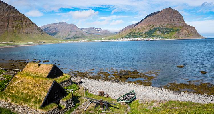 Maisons traditionnelles islandaises en tourbe au bord de la mer.