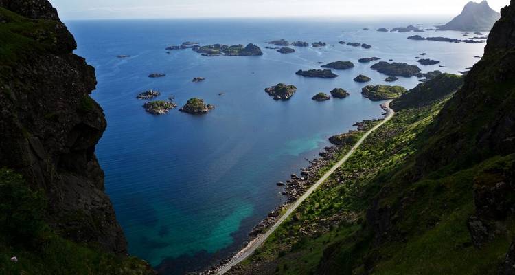 Vue panoramique d'un littoral avec des îles et une route sinueuse