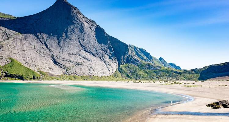 Eau turquoise claire près d'une falaise côtière spectaculaire