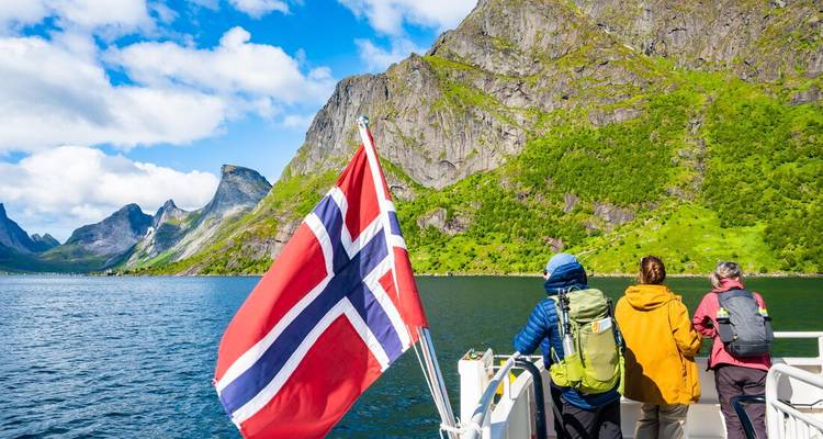 Excursion en bateau avec un drapeau norvégien et un arrière-plan montagneux