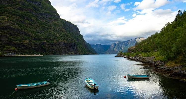Serene fjord met boten en steile kliffen, waarschijnlijk Flåm.