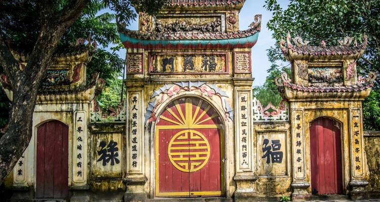 Portail orné d'un temple vietnamien.