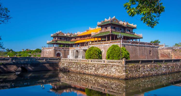 La Cité impériale de Hué avec un ciel bleu et des douves.