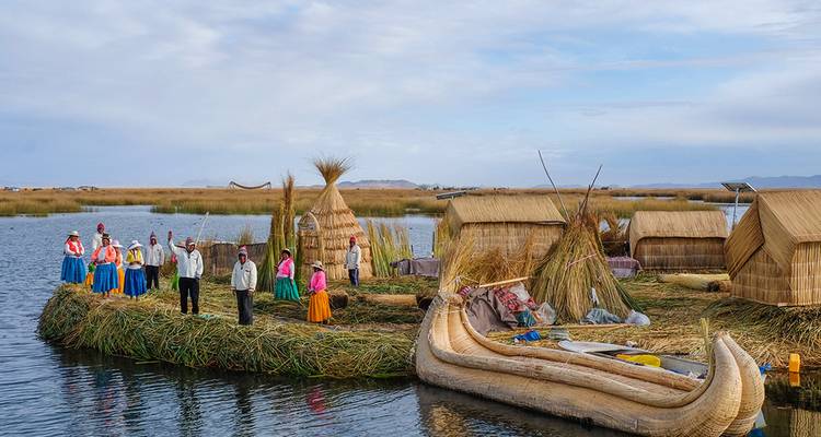 Des gens sur des îles de roseaux avec des fagots et des bateaux.
