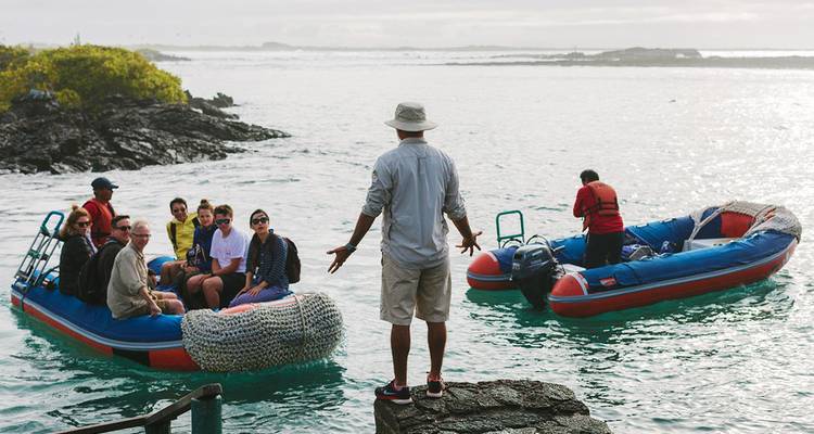 Groupe préparant des bateaux près de l'eau.