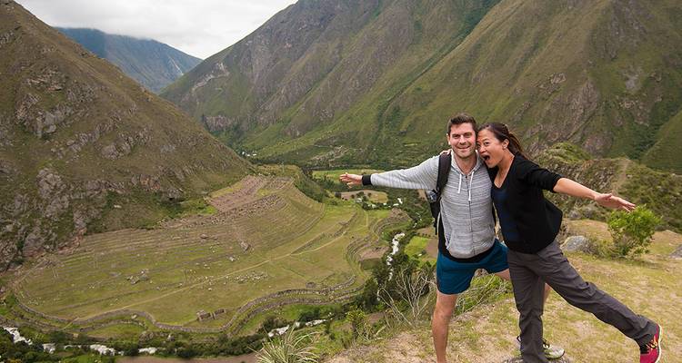 Couple heureux posant sur un sentier de montagne.