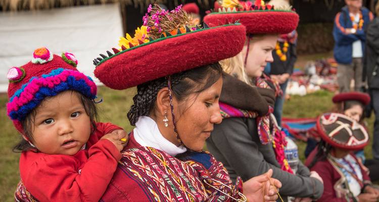 Habitants locaux en costumes traditionnels avec un bébé.