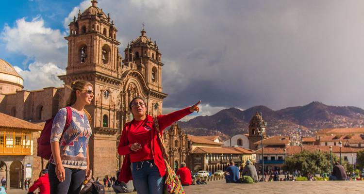 Touristes sur une place historique de la ville.