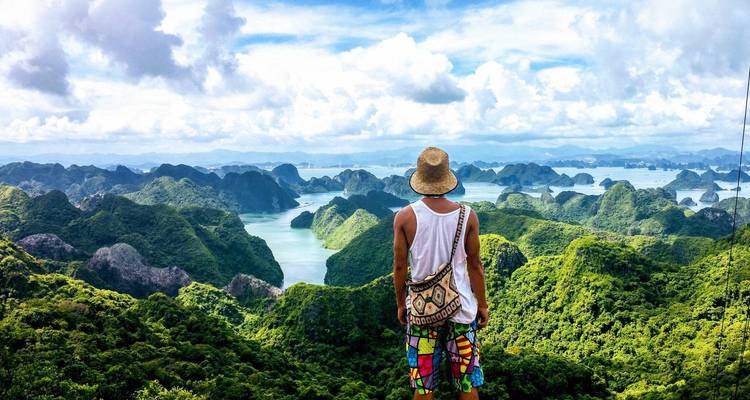 Personne contemplant un paysage de collines et de mer dans la baie d'Halong.
