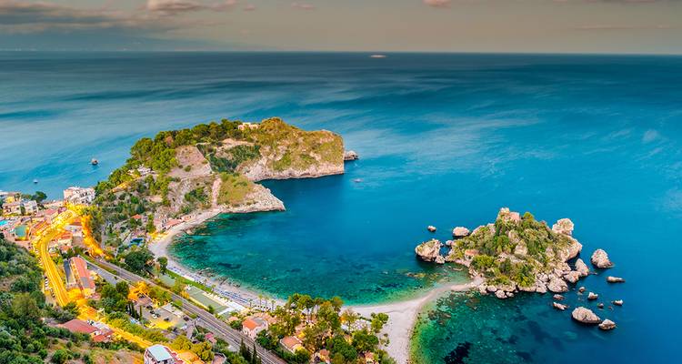 Una escena costera con una playa e islas.