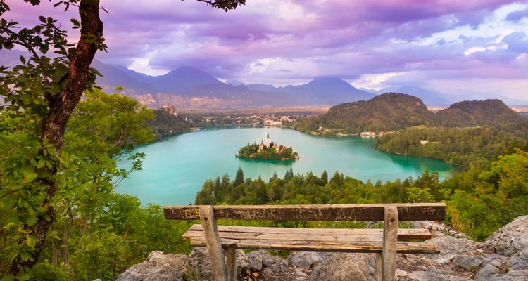 Vue panoramique d'un lac avec une île et des montagnes environnantes.
