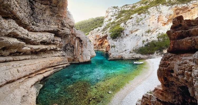 Baie turquoise isolée entourée de falaises.