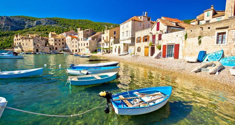 Des bateaux colorés amarrés dans un charmant village balnéaire.