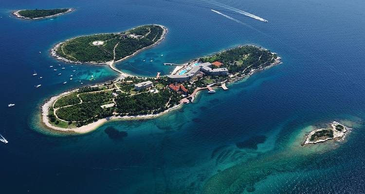 Vue aérienne d'une île avec l'océan environnant.