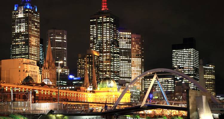 Horizon de Melbourne la nuit avec un pont et des bâtiments vivement éclairés.