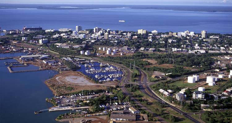 Luchtpanorama van Darwin's waterfront, jachthaven en stadscentrum grenzend aan de blauwe Timorese Zee.