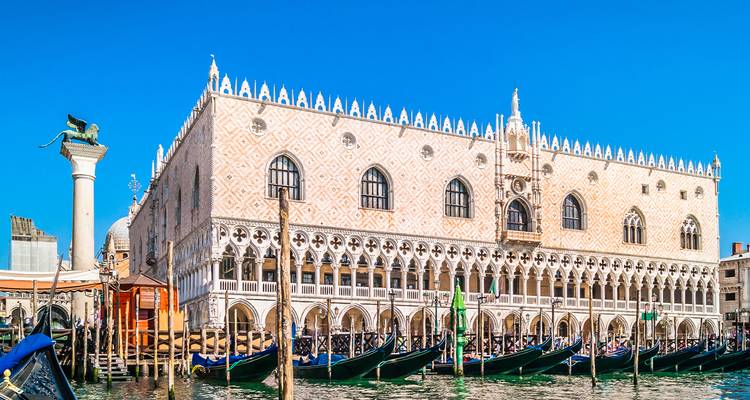 Le Palais des Doges avec des gondoles sur le Grand Canal à Venise.