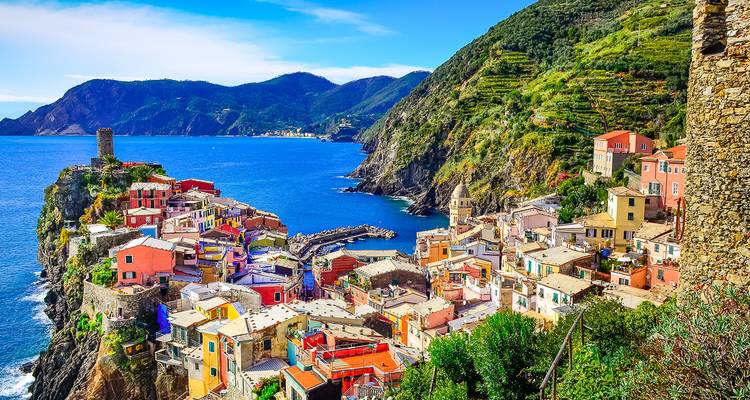 Casas coloridas y costa en Cinque Terre.