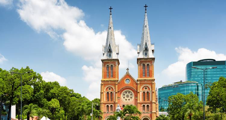 The translation from English to French is:

**Basilique-cathédrale Notre-Dame de Saïgon à Hô-Chi-Minh-Ville**

Note: This refers to the famous Catholic cathedral in Ho Chi Minh City (formerly Saigon), Vietnam, which was built by the French during the colonial period and is officially known in French as "Basilique-cathédrale Notre-Dame de Saïgon."