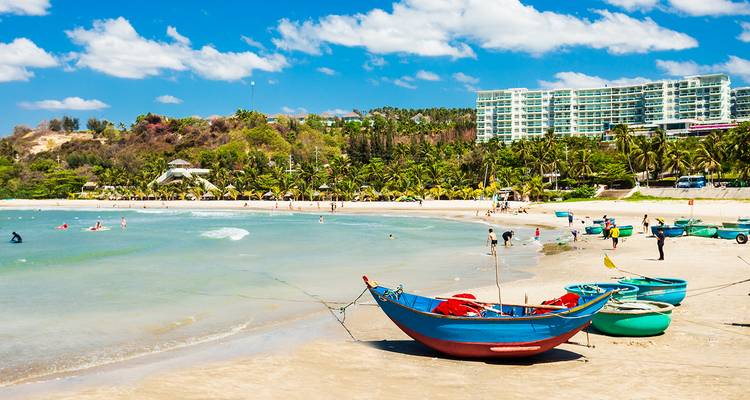 Scène de plage avec des bateaux de pêche traditionnels à Mui Ne, Vietnam.