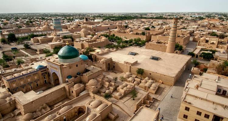 Vue aérienne de la ville historique avec mosquée à dôme et minarets.
