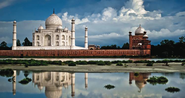 Taj Mahal avec reflet dans l'eau pendant la journée.
