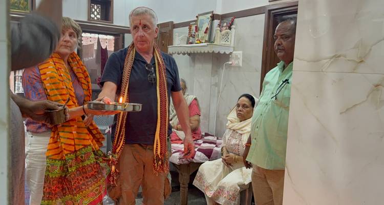 Groupe de personnes participant à une cérémonie de prière culturelle.