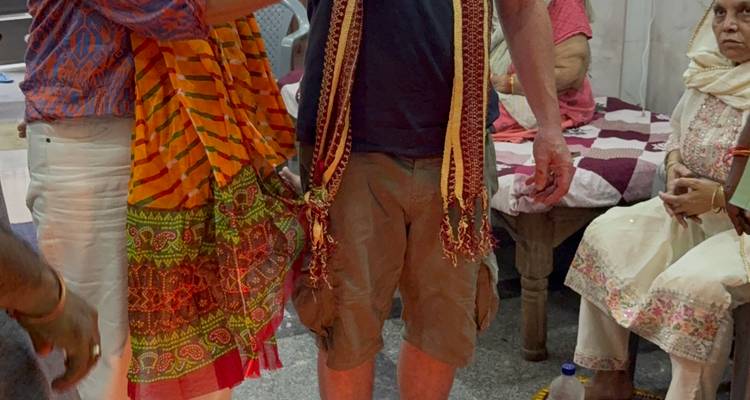 Gros plan de personnes dans un cadre religieux.