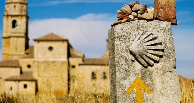Un marqueur historique le long du chemin de Compostelle.