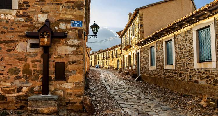 Vieille rue dans un charmant village espagnol.