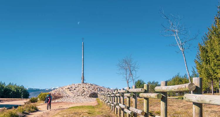 Croix et cairn sur le Chemin de Saint-Jacques.